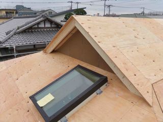 新旧の入母屋屋根が競演 新旧の入母屋屋根が競演